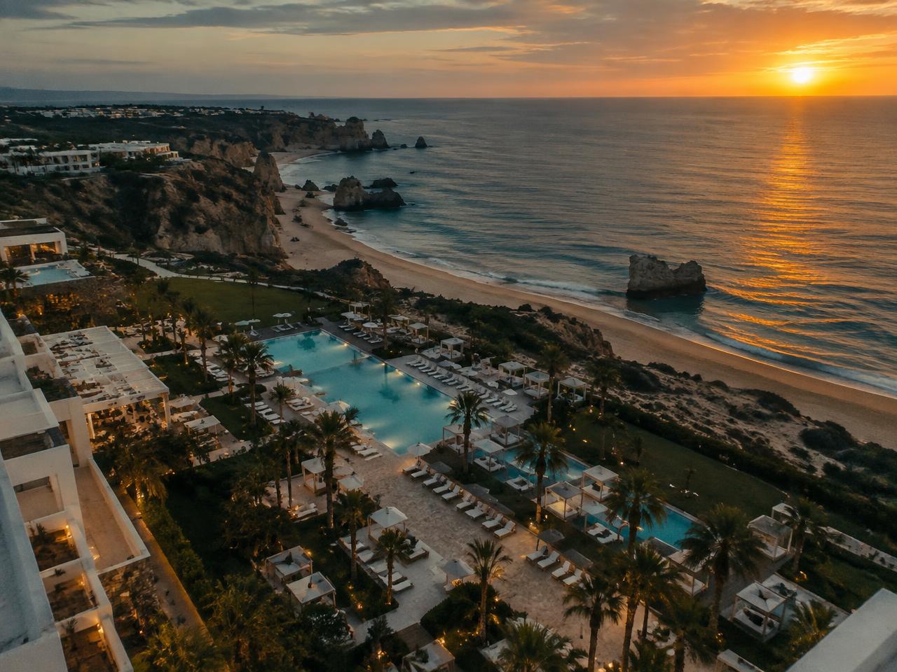 Resort à beira-mar no Algarve visto de drone